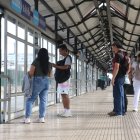 En la parada Hospital Guayaquil apenas cinco usuarios esperaban la llegada del bus de la Troncal 4 de la Metrovía.