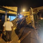 Plataforma cargada con trozas de madera pierde el control y causa accidente en San Mateo.