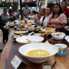 Exhibición de las más de 40 sopas participantes en el festival gastronómico.