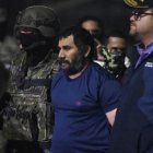 Alias Fito junto al ministro del Interior de Ecuador, John Reimberg.