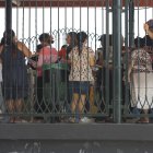 Personas en la metrovía de Guayaquil.