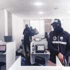 La policía allanó el edificio la mañana del 25 de junio del 2025.