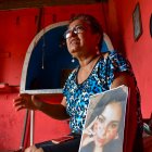 La madre de la mujer aplastada por un contenedor en Guayaquil busca saber sobre sus nietos.