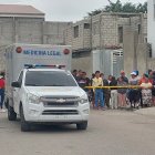 Momentos en que los agentes policiales inspeccionaban la zona del crimen.