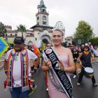 Participantes del Desfile del Orgullo LGBTI en Loja, con vestuarios coloridos, recorrieron el centro de la ciudad bajo la lluvia para exigir respeto e inclusión.