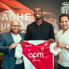 Paul Pogba (c) junto a los dirigentes del AS Mónaco.