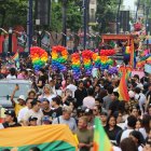 Miles de ciudadanos marcharon con carteles y vestuarios alusivos a la celebración.