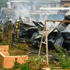 Bomberos de Guayaquil trabajan entre los escombros tras el incendio que consumió al menos cuatro aulas en una escuela del sector La Floresta 2.