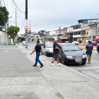 Instantes después del asalto: en esta esquina de la calle Roberto Serrano, un ciudadano fue violentamente atacado por cuatro delincuentes armados.
