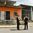 Agentes de la Policía Nacional acordonan el área donde un adolescente de 13 años fue asesinado por sicarios en el bloque 6 de Flor de Bastión.