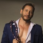 Cada año que pasa el cantante se pone como el vino y todo gracias a una fórmula vitamínica que crearon para él.