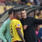 Ismael Rescalvo (d) da indicaciones al mediapunta Gabriel ‘Loco’ Cortez, quien ingresó al minuto 90 ante Libertad.