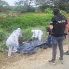 Entre los matorrales estaba el cuerpo en estado de descomposición.