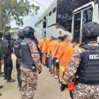 Los presos fueron movilizados bajo estricto control y vigilancia de militares y policías.