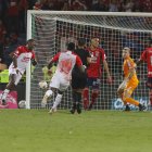 El delantero de Independiente Santa Fe Hugo Rodallega muestra dolor tras anotar el gol que selló la conquista del titulo del torneo.