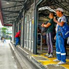 Un ciudadano que ingresó sin pagar por una de las puertas dañadas fue captado por EXTRA.