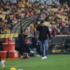 El técnico de Barcelona Ismael Rescalvo gesticula luego de ser empatado 3-3 ante Libertad en el estadio Monumental