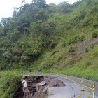 La mesa de la carretera cedió ante las lluvias.