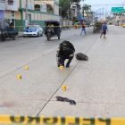 La zona fue cercada por agentes policiales, para impedir el paso de peatones por la escena del crimen.
