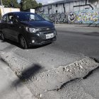 Conductores suelen caer en este hueco de la calle La Condamine.