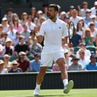 Novak celebra su punto contra el británico Daniel Evans durante su partido de segunda ronda en Wimbledon.