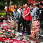 Hinchas de Liverpool acudieron a Anfield para homenajear a Diogo Jota.