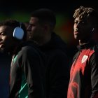 Nico Williams antes del partido de cuartos de final de la UEFA Europa League.