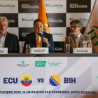 Raúl Viver, capitán de Ecuador (i); Patricio Galarza, presidente de la FET; Nicolás Chávez, presidente del Club Rancho San Francisco y Rodrigo Godoy, directivo de la FET durante la presentación.