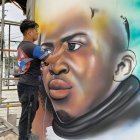 El artista plástico Robert Santos es el autor del mural en el que Willian Pacho quedará inmortalizado en su natal Quinindé. Será el punto de festejos si hoy gana.