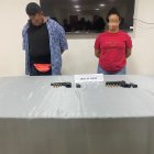 Un hombre y una mujer fueron aprehendidos con armas.