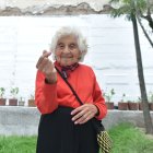 Matildita saluda a todos con un corazón coreano (dedos cruzados) y con la frase “Hi, besties”.