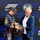 Max Verstappen (i) recibió el premio por la clasificación del técnico José Mourinho.