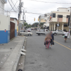 La fachada de la unidad educativa quedó marcada con al menos ocho impactos de bala tras el ataque armado que cobró la vida de dos personas la noche del sábado en el sur de Guayaquil.