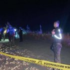 Agentes policiales investigan quiénes están implicados en el doble crimen.