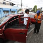 Los cuidadores lucen distintivos como chalecos para garantizar que forman parte del proyecto en ambos sectores.