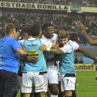 Michael Estrada es felicitado por sus compañeros tras marcar el gol de Liga de Quito.