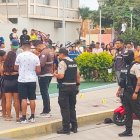 La escena del crimen fue rodeada por la ciudadanía. Los moradores se alarmaron por el doble asesinato.