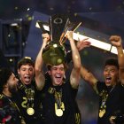 Marcel Ruiz (C) levanta el trofeo de campeones de la Copa de Oro 2025.