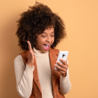 La RAE recomienda escribir la risa como ‘ja, ja, ja’, separando con comas cada sílaba para reflejar su pronunciación natural en español.