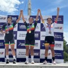 Carchi hizo el 1-2 en la prueba de ciclismo de ruta con el oro de Nahomi (c) y la plata de Allison Fuertes (i).