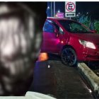 La familia se movilizaba en este vehículo rojo, por la vía a Quito, en Santo Domingo de los Tsáchilas.