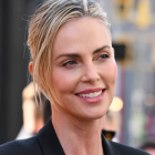 Charlize Theron habló de sus experiencias sexuales en un podcast.