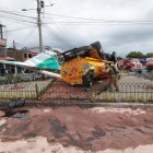La señalética de ingreso a Durán fue derribada por el tanquero siniestrado.