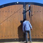 Puerta con impactos de bala de la casa donde fue capturado Ovidio Guzmán, hijo del 'Chapo'.