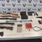 Estas fueron las armas y evidencias encontradas en el inmueble en el sector de Mapasingue Oeste.