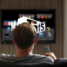 La app ofrece acceso a miles de canales y películas, pero su uso puede implicar riesgos legales.