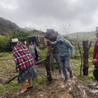 Varios ciudadanos cruzaron a pie la zona del derrumbe en Cenén, cargando a sus hijos y equipaje, en medio del lodo y la lluvia.