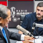 El alcalde Aquiles Álvarez, en su espacio radial de los miércoles.