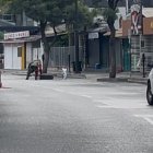 Un especialista en explosivos usando un traje especial se encargó de manejar y detonar la mochila sospechosa.