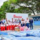 Los ejecutivos de Corporación El Rosado junto a los estudiantes.